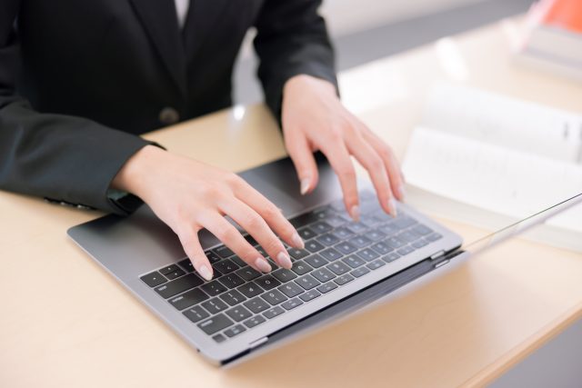 【就活】人気な事務職の探し方5選！どこで企業を調べる?